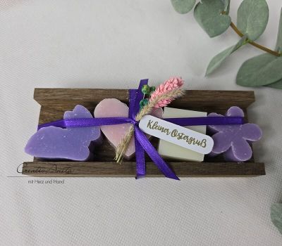 Ostergeschenk Schafmilchseifen in Holzverpackung Ostergruß Hase-Schmetterling lila-weiß